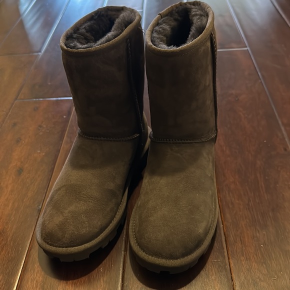 Ugg women essential short women’s size 6 color chocolate, comes with box - Picture 2 of 4